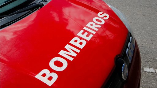 Incêndio em Residencial na Batalha Provoca um Ferido e Obriga à Evacuação de 23 Hóspedes