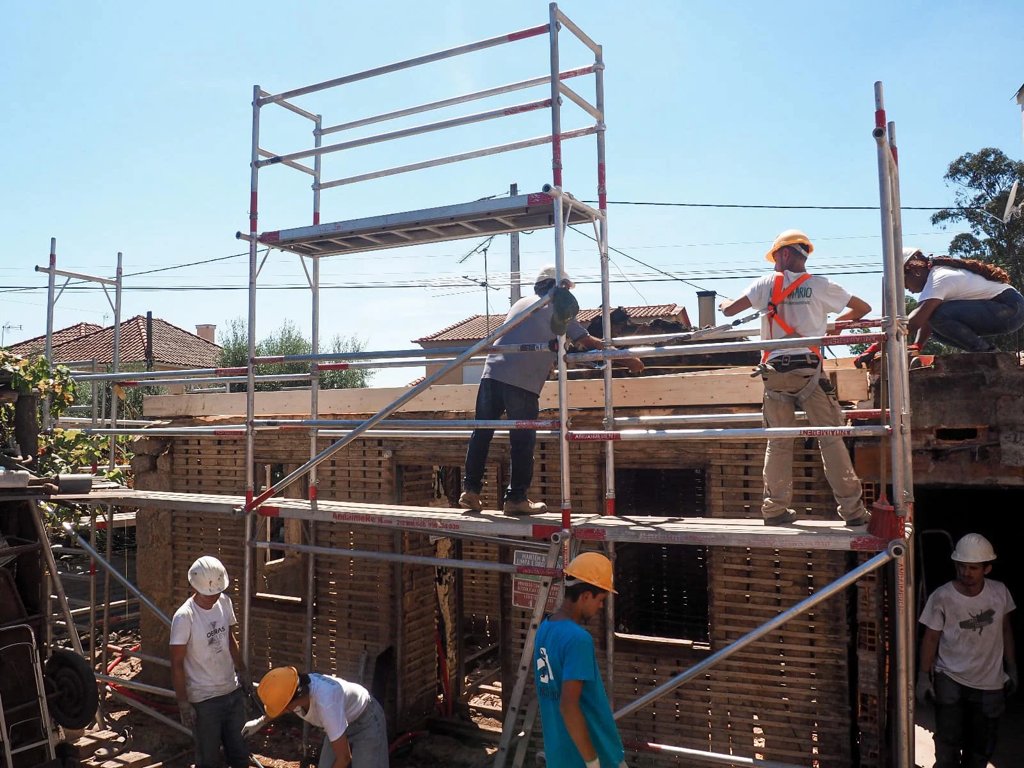 Jovens Voluntários da "Just a Change" Reabilitam Habitações de Famílias Carenciadas