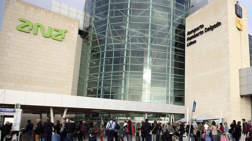 Novo sistema de controlo de fronteiras causa longas filas e tempos de espera no Aeroporto de Lisboa