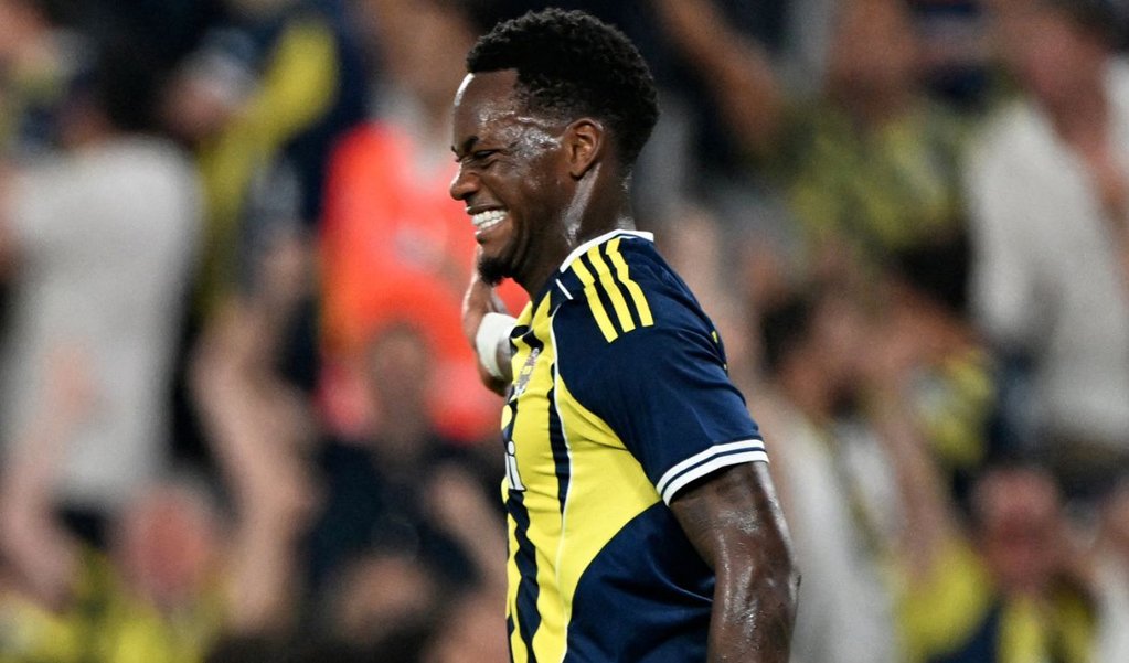 Jhon Durán supera susto por lesión y recibe espaldarazo de Mourinho en Fenerbahçe