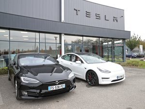 Incendie de voitures Tesla : un groupuscule d'ultragauche revendique l'acte