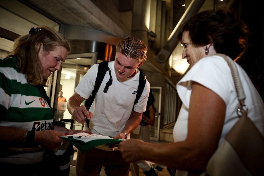 Dolores Aveiro visita estágio do Sporting e recolhe autógrafos para o neto