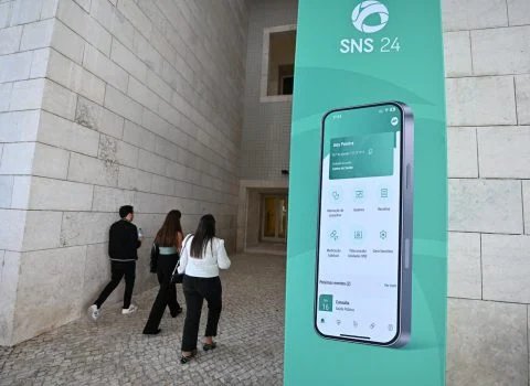 Falhas na nova aplicação SNS 24 geram constrangimentos e obrigam utentes a ir aos centros de saúde