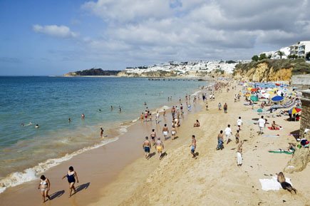 Praias urbanas de Albufeira interditadas a banhos por contaminação da água