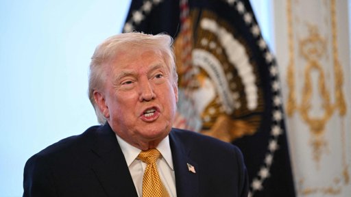 Presidente Trump aborda especulaciones sobre su salud y explica los morados en sus manos