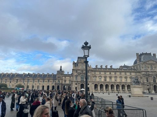 Réactions au vol du Louvre : Entre « humiliation nationale » et mesures politiques
