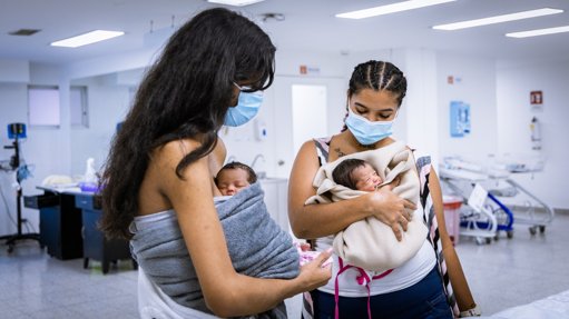 Coopebombas dona vales de taxi para madres del programa Canguro en Medellín