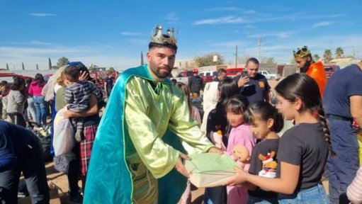 Bomberos de Chihuahua se convierten en “El Cuarto Rey Mago” al entregar más de 2 mil juguetes