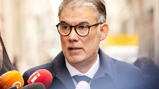 Crise política em França: Oposição ameaça com moção de censura