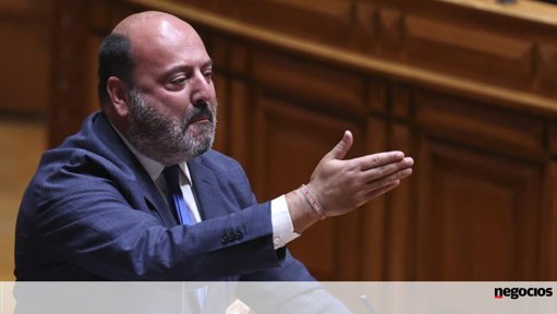 Parlamento Impõe Congelamento das Propinas do Ensino Superior Contra a Vontade do Governo