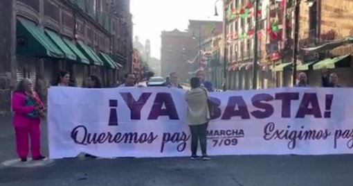 Empresarios y madres buscadoras de Sinaloa protestan en el Palacio Nacional