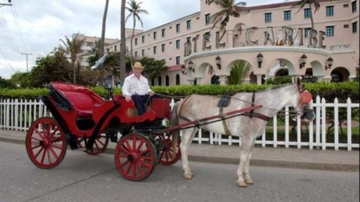 Transición histórica en Cartagena: coches eléctricos reemplazan a las carrozas de caballos en medio de protestas