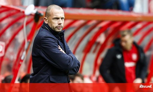 Hat-trick de Osimhen afunda Ajax e Heitinga é despedido