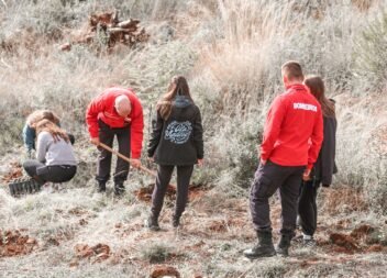 Juventude e Ambiente: "Malta do Ano" de Penamacor Planta Sobreiros