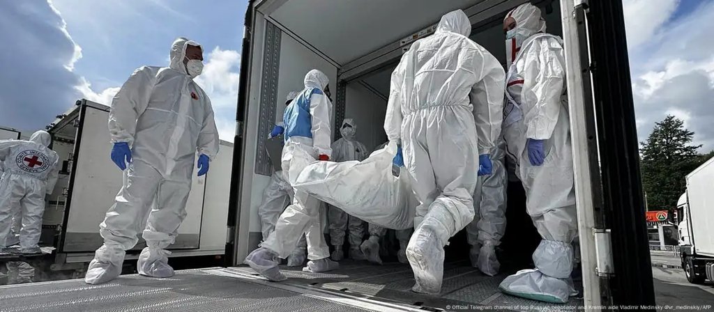 Rusia entrega a Ucrania los cuerpos de mil soldados caídos en un gesto humanitario con denuncias