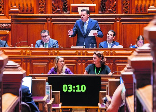 Parlamento avança com propostas para endurecer penas contra ocupações ilegais de imóveis