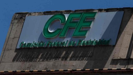 Mueren dos personas al desplomarse helicóptero de la CFE en Jalisco