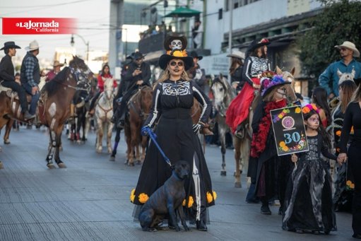 Tijuana se llena de color y tradición con masivos festejos de Día de Muertos y Halloween