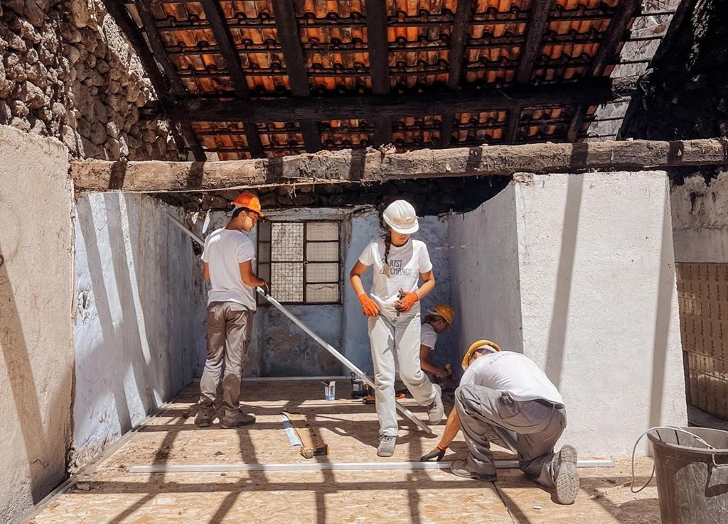 Voluntários da 'Just a Change' requalificam habitações de famílias carenciadas em Góis