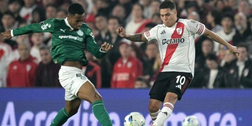 Flamengo obtiene una ventaja mínima sobre Estudiantes en un partido polémico