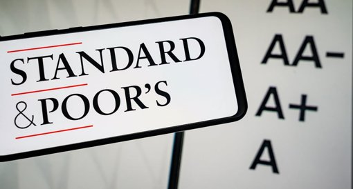 La note de la France dégradée par S&P sur fond de crise politique