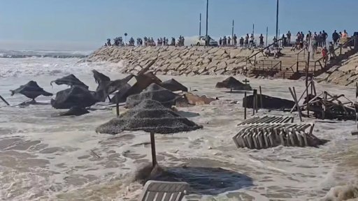 Agitação marítima invulgar provoca estragos e momentos de pânico na costa portuguesa