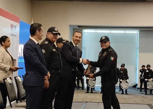 Adrián de la Garza reconoce a 115 policías destacados de Monterrey