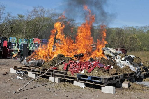Autoridades destruyen casi dos toneladas de drogas en Culiacán