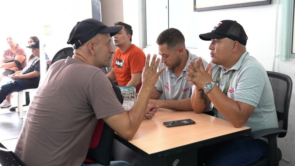 Programas de inclusión laboral abren oportunidades para mayores de 50 años y mujeres en roles no tradicionales