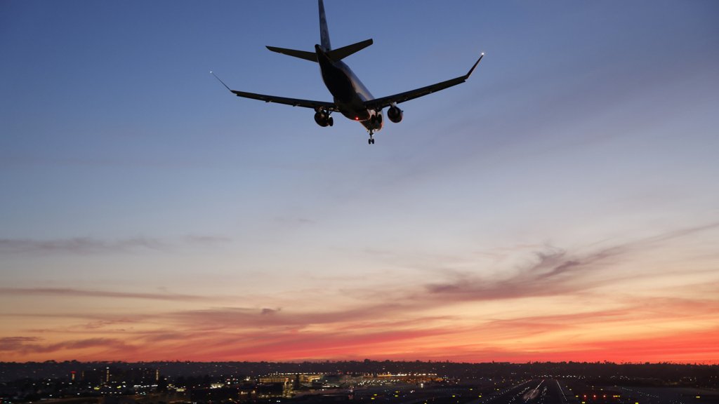 Piloto de Voo Comercial Realiza Manobra Evasiva para Evitar Colisão com Bombardeiro B-52