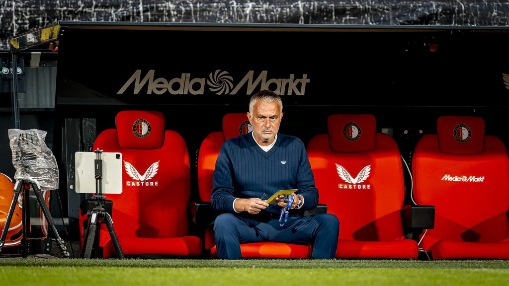 Feyenoord derrota Fenerbahçe de Mourinho com golo tardio