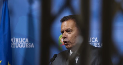 Incêndios devastam Portugal e suscitam críticas à atuação do Governo