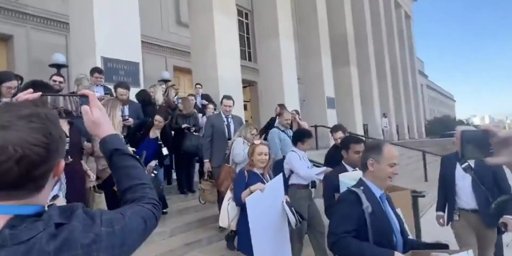 Jornalistas Abandonam Pentágono em Protesto contra Novas Regras Restritivas