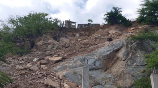 Riesgo inminente de deslizamientos y colapso de viviendas amenaza a familias en barrios de ladera