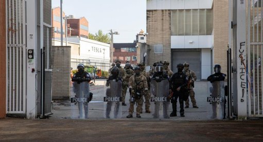 La Administración Trump Endurece su Política Migratoria con Planes de Detención Masiva e Incentivos a la Autodeportación