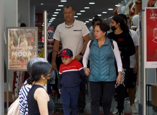 Confianza del Consumidor Cae a su Nivel Más Bajo en Tres Años