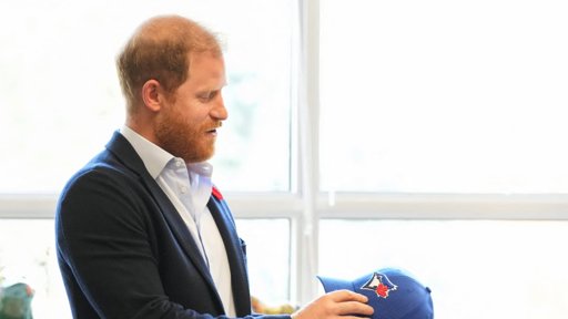 Le prince Harry s'excuse pour le "hatgate" et Meghan Markle partage une vidéo de sa réaction