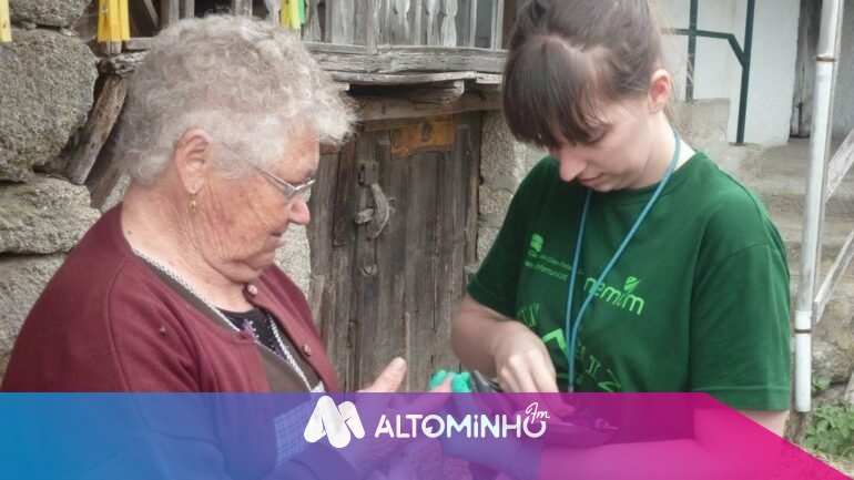 Futuros médicos da Universidade do Minho levam cuidados e companhia a idosos em aldeias isoladas de Monção