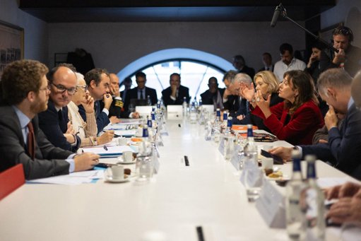 Le gouvernement fait des concessions budgétaires aux régions