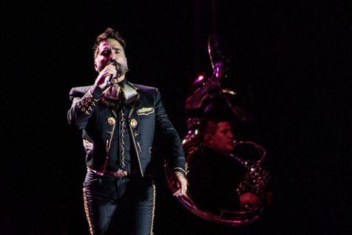 Concierto de Alejandro Fernández en la UACJ se realiza entre controversia y protestas