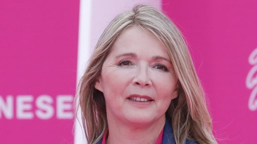 Hélène Rollès annule un concert en Belgique, les fans sceptiques sur la raison officielle