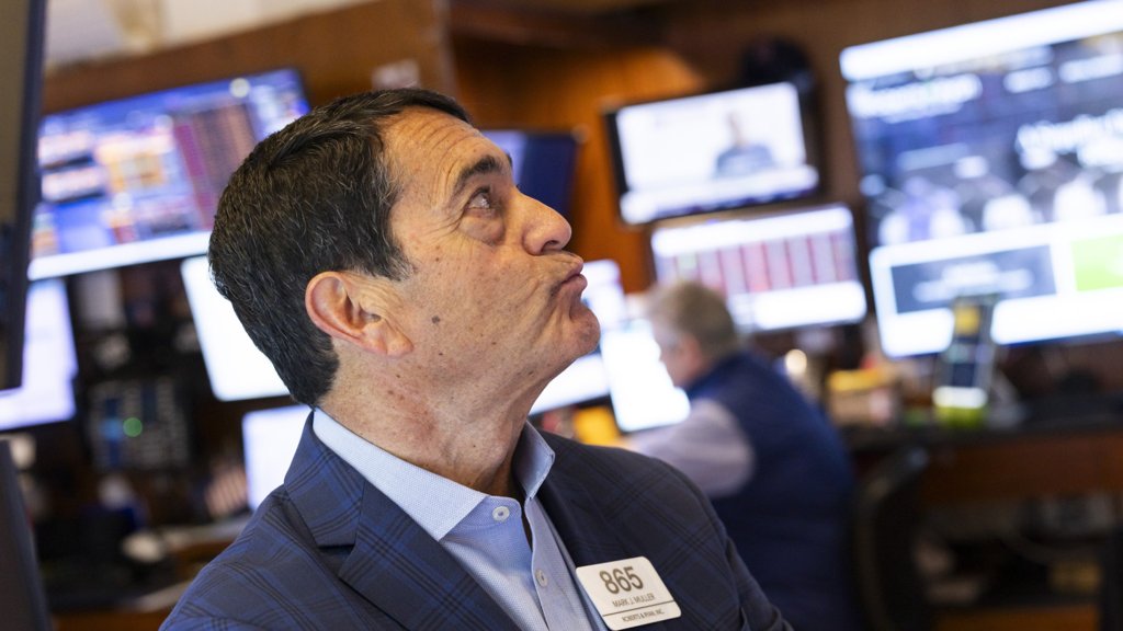 Wall Street fecha em alta com otimismo sobre juros e geopolítica