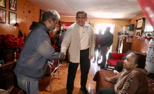 Alcalde de Juárez cierra el año con visitas a familias en sus hogares