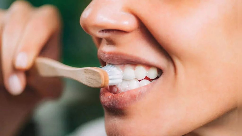 Cientistas desenvolvem método para transformar cabelo humano em pasta de dentes protetora