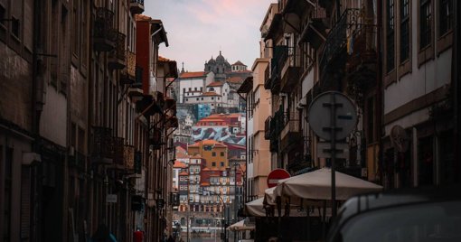 PSP identifica 56 alojamentos ilegais com 900 estrangeiros em condições precárias no Porto