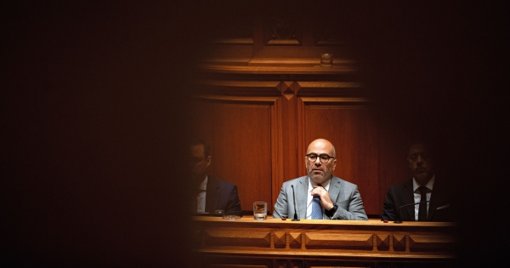 Políticas de Habitação do Governo Sob Escrutínio Face a Atrasos no PRR e Aumento de Preços