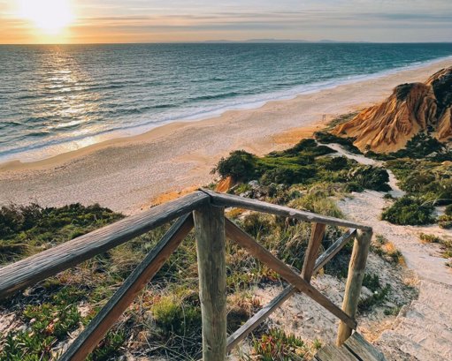 Acessos a Praias em Grândola Permanecem Bloqueados e Solução Pode Falhar o Verão