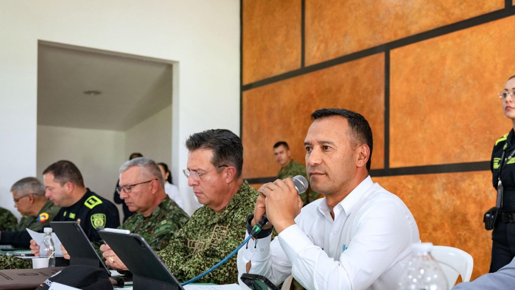 Ministro de Defensa niega acusaciones de traición y anuncia acciones legales