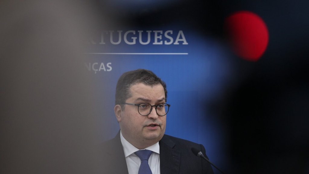 Governo português manifesta "fortes preocupações" com proposta da UE para imposto sobre o tabaco