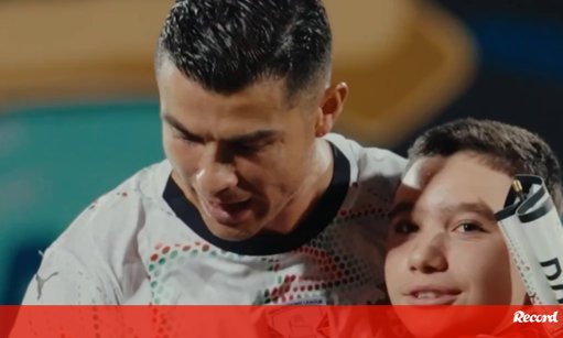 Momento Emotivo com Jovem Mascote Arménia